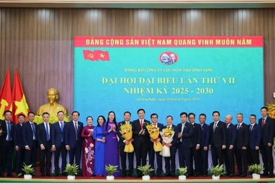 Lãnh đạo tỉnh Quảng Ngãi và Petrovietnam tặng hoa chúc mừng Ban Chấp hành Đảng bộ BSR nhiệm kỳ 2025-2030.