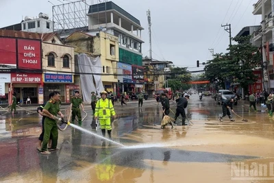 Cán bộ chiến sĩ Công an tỉnh Lào Cai tham gia vệ sinh môi trường. (Ảnh: THANH SƠN)