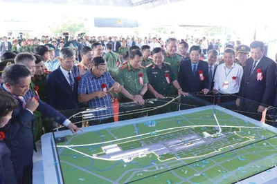 Đại tướng Lương Tam Quang, Ủy viên Bộ Chính trị, Bộ trưởng Công an và đồng chí Nguyễn Văn Gấu, Ủy viên Trung ương Đảng, Bí thư Tỉnh ủy Bắc Ninh cùng các đại biểu tham quan mô hình Cảng hàng không quốc tế Gia Bình tại Lễ khởi công dự án.