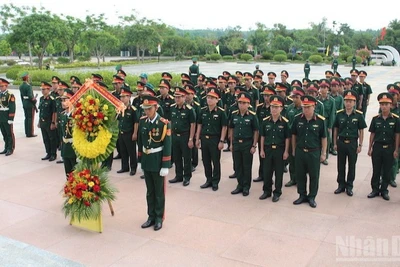 Các đại biểu dâng hương tại Nghĩa trang liệt sĩ thành phố Đà Nẵng và Tượng đài Mẹ Việt Nam Anh hùng (tại phường Quảng Phú). (Ảnh: ĐÌNH TĂNG)