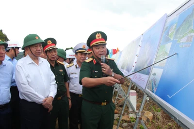 Thiếu tướng Nguyễn Hữu Ngọc, Tư lệnh Binh đoàn 12 trình bày tình hình triển khai các dự án trọng điểm tại Hòn Khoai (Cà Mau). (Ảnh: TTXVN)