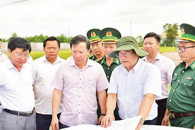 Lãnh đạo tỉnh Tây Ninh và các sở, ngành khảo sát tuyến cao tốc Mộc Bài-Thành phố Hồ Chí Minh.