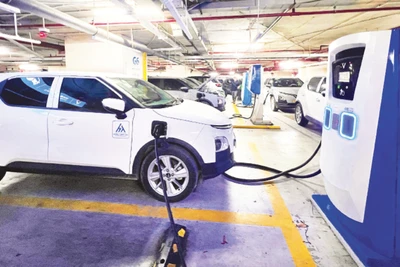 Một trạm sạc xe điện tại trung tâm thương mại ở đường Nguyễn Chí Thanh, Hà Nội.