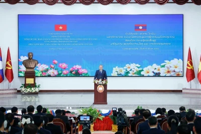 Tổng Bí thư Tô Lâm phát biểu chính sách tại Học viện Chính trị và Hành chính Quốc gia Lào, chiều 1/12/2025. (Ảnh: THỐNG NHẤT/TTXVN)