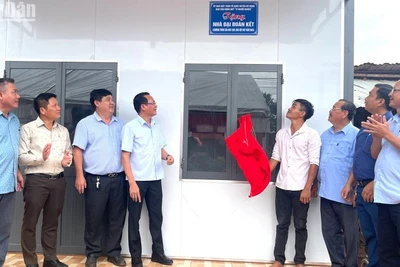 Lãnh đạo huyện Bù Đăng, tỉnh Bình Phước trao nhà cho hộ Nguyễn Quý Nhơn thôn 2, xã Nghĩa Trung. (Ảnh: NHẤT SƠN)