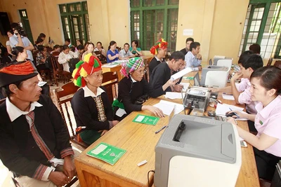 Ngân hàng Chính sách xã hội cho các đối tượng chính sách vay vốn. Ảnh: HỒNG ANH
