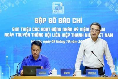 Đồng chí Nguyễn Tường Lâm, Bí thư Trung ương Đoàn, Chủ tịch Hội Liên hiệp Thanh niên Việt Nam (áo trắng) điều hành chương trình.