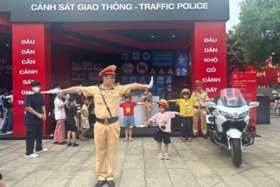 Trải nghiệm làm Cảnh sát giao thông tại Chương trình Vinh quang Công an nhân dân Việt Nam. (Ảnh minh họa)