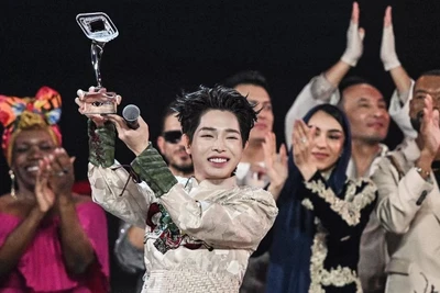 Đức Phúc nâng cao cúp quán quân. (Ảnh SPUTNIK)