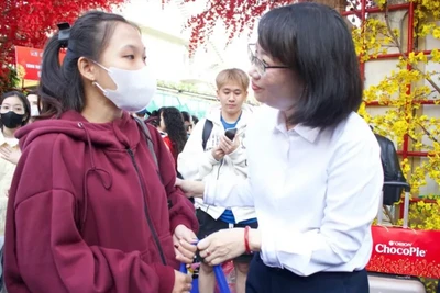 Đồng chí Trần Thị Diệu Thúy, Phó Chủ tịch Ủy ban nhân dân thành phố trao quà cho sinh viên dịp Tết 2025. (Ảnh: HẢI NHI) 