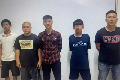 Các đối tượng liên quan đến vụ hỗn chiến giành khách vào ăn cơm trước cổng Bệnh viện đa khoa vùng Tây Nguyên vào sáng 2/6. (Ảnh: SỸ ĐỨC)