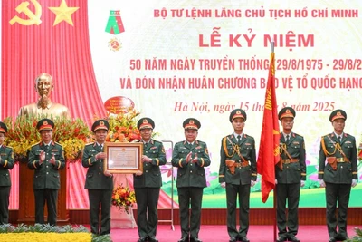 Bộ Tư lệnh Lăng Chủ tịch Hồ Chí Minh đón nhận Huân chương Bảo vệ Tổ quốc hạng Nhất. (Ảnh: THẾ ĐẠI)