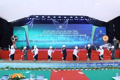 Các đại biểu thực hiện nghi thức khởi công.