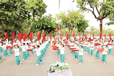 Màn đồng diễn thể dục dưỡng sinh trong Đại hội Thể dục Thể thao phường Hoàn Kiếm.