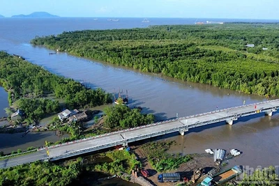 Tuyến cao tốc Cà Mau-Đất Mũi chạy song song với tuyến đường Hồ Chí Minh về Mũi Cà Mau. (Ảnh: HỮU TÙNG)