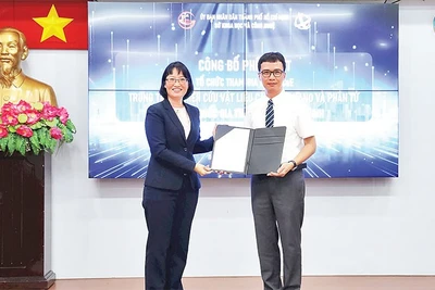 Phó Chủ tịch Ủy ban nhân dân Thành phố Hồ Chí Minh Trần Thị Diệu Thúy (bên trái) trao quyết định cho Trung tâm INOMAR tham gia Đề án CoE.