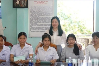 Bà Lê Thị Bích Thuận, Giám đốc Sở Giáo dục và Đào tạo, Phó Trưởng ban Thường trực Ban Chỉ đạo Kỳ thi, Chủ tịch Hội đồng thi đã đến thăm, động viên thí sinh là con em đồng bào dân tộc Cơ-tu tại điểm thi Trường trung học phổ thông Phạm Phú Thứ, chiều 25/6. (Ảnh: ANH ĐÀO)