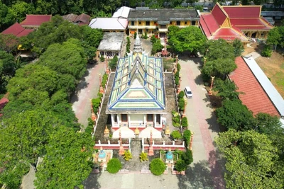 Chùa Hang, xã Châu Thành, tỉnh Vĩnh Long có rừng cây cổ thụ với hệ sinh vật đa dạng thu hút đông đảo du khách tham quan. (Ảnh THỦY NGUYÊN)