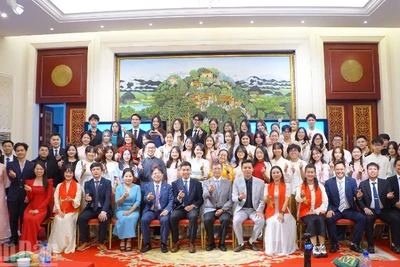 Đại sứ Phạm Thanh Bình chụp ảnh lưu niệm với Ban chấp hành Liên chi Đoàn Thanh niên, Hội lưu học sinh và các tân sinh viên Việt Nam tại Bắc Kinh, Trung Quốc.