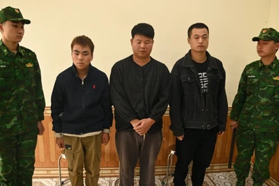 Các đối tượng nhập cảnh trái phép vào Việt Nam bị cán bộ, chiến sĩ Đồn Biên phòng Tân Thanh kịp thời bắt giữ.
