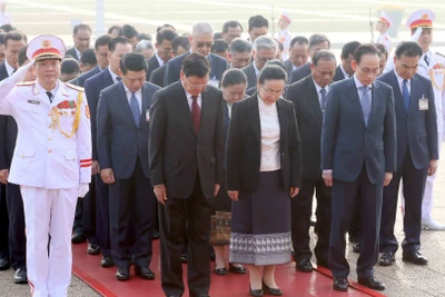 Tổng Bí thư, Chủ tịch nước Lào Thongloun Sisoulith và Phu nhân cùng Đoàn đại biểu cấp cao Đảng, Nhà nước Lào thành kính tưởng niệm Chủ tịch Hồ Chí Minh. (Ảnh: TTXVN)
