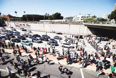 Người biểu tình chặn đường cao tốc ở Los Angeles.