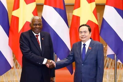 Chủ tịch Quốc hội Trần Thanh Mẫn và Chủ tịch Quốc hội Chính quyền nhân dân, Chủ tịch Hội đồng Nhà nước Cộng hòa Cuba Esteban Lazo Hernandez. (Ảnh: TTXVN)