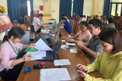 Ngân hàng chính sách xã hội tỉnh Hà Nam khẩn trương giải ngân tại các Điểm giao dịch xã.