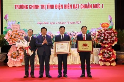 Đồng chí Nguyễn Xuân Thắng, Ủy viên Bộ Chính trị, Giám đốc Học viện Chính trị quốc gia Hồ Chí Minh, Chủ tịch Hội đồng lý luận Trung ương trao Bằng Công nhận đạt chuẩn mức độ 1 cho tập thể Trường Chính trị tỉnh Điện Biên.