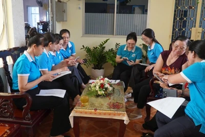 Ban điều hành mô hình “Ngôi nhà an toàn số-Đồng hành cùng phụ nữ và trẻ em” ở phường Sa Đéc, tỉnh Đồng Tháp họp định kỳ để đánh giá hiệu quả hoạt động. (Ảnh HỮU NGHĨA)