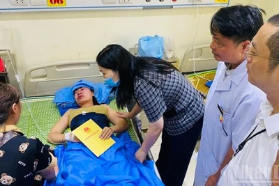 Phó Chủ tịch Ủy ban nhân dân tỉnh Lào Cai Vũ Thị Hiền Hạnh thăm, động viên người bị nạn. 