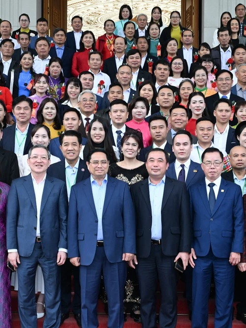 Thủ tướng chụp ảnh lưu niệm cùng các đại biểu.