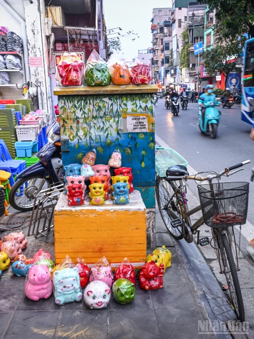 Người đi bộ buộc phải đi xuống lòng đường.