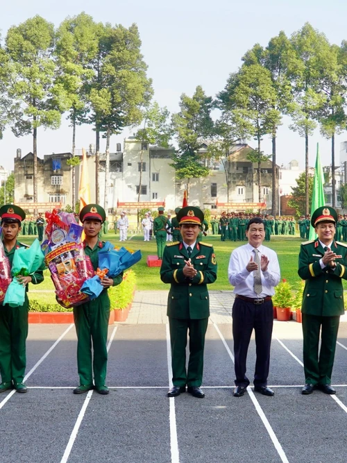 Thủ trưởng Bộ Tư lệnh Quân khu 7 và Bộ Tư lệnh Thành phố Hồ Chí Minh trao quà cho quân nhân xuất ngũ.