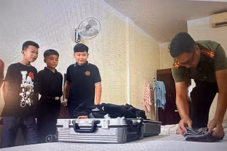 Cán bộ Công an tỉnh Điện Biên hướng dẫn các con nuôi sắp xếp đồ dùng cá nhân tại mái nhà chung.
