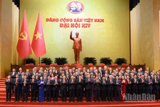 Các đồng chí lãnh đạo Đảng, Nhà nước với các đại biểu tại phiên trù bị Đại hội XIV của Đảng. (Ảnh: ĐĂNG KHOA)