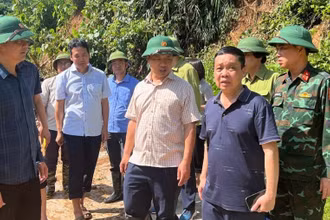 Các đồng chí lãnh đạo tỉnh Điện Biên cùng lãnh đạo xã Na Son trực tiếp chỉ đạo khắc phục hậu quả lũ quét tại địa bàn.