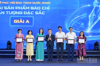 Đồng chí Lê Quốc Minh, Ủy viên Trung ương Đảng, Tổng Biên tập Báo Nhân Dân, Phó Trưởng ban Tuyên giáo và Dân vận Trung ương, Chủ tịch Hội Nhà báo Việt Nam trao giải A Giải sản phẩm báo chí ấn tượng đặc sắc tặng các đơn vị đạt giải.