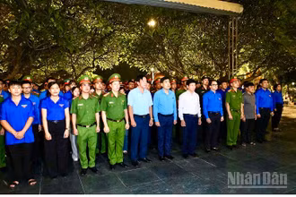 Đoàn viên thanh niên tỉnh Điện Biên thành kính dâng hương viếng các Anh hùng liệt sĩ tại Nghĩa trang Liệt sĩ A1.