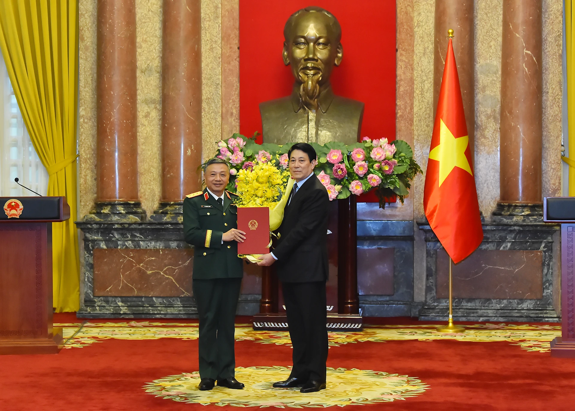 Chủ tịch nước Lương Cường trao quyết định thăng quân hàm Thượng tướng đối với đồng chí Lê Quang Minh, Phó Chủ nhiệm Tổng cục Chính trị Quân đội nhân dân Việt Nam.