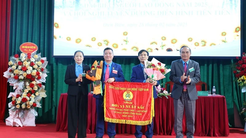 Thừa ủy quyền của Chủ tịch Tổng Liên đoàn Lao động Việt Nam, lãnh đạo Tập đoàn Công nghiệp cao-su Việt Nam và đại diện lãnh đạo Liên đoàn Lao động tỉnh Điện Biên trao Cờ thi đua tập thể lao động xuất sắc cho tập thể Công ty cổ phần cao-su Việt Nam. (Ảnh: TRUNG KIÊN)