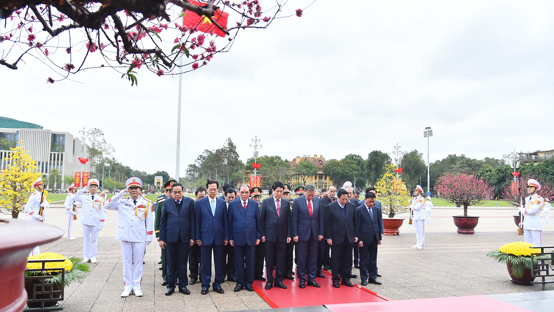 Các đồng chí lãnh đạo, nguyên lãnh đạo Đảng, Nhà nước thành kính tưởng nhớ công lao to lớn của Chủ tịch Hồ Chí Minh.