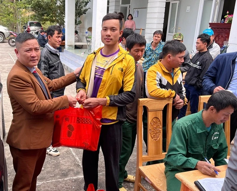 Ông Nguyễn Công Tám, thành viên Hội đồng quản trị, Tổng giám đốc Công ty Cổ phần cao-su Điện Biên trao quà Tết động viên công nhân, người lao động.