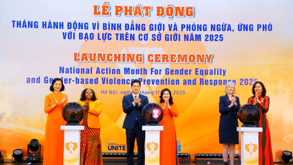 Các đại biểu thực hiện nghi thức phát động Tháng hành động vì bình đẳng giới và phòng ngừa, ứng phó với bạo lực trên cơ sở giới năm 2025.