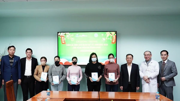 Giám đốc Lê Hùng Sơn tặng quà đại diện bệnh nhân bảo hiểm y tế có hoàn cảnh khó khăn. (Ảnh VSS)