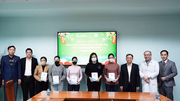 Giám đốc Lê Hùng Sơn tặng quà đại diện bệnh nhân bảo hiểm y tế có hoàn cảnh khó khăn. (Ảnh VSS)