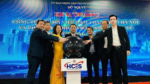 Các đại biểu thực hiện nghi thức khai trương Cổng thông tin việc làm thành phố Hà Nội. (Ảnh HCES)