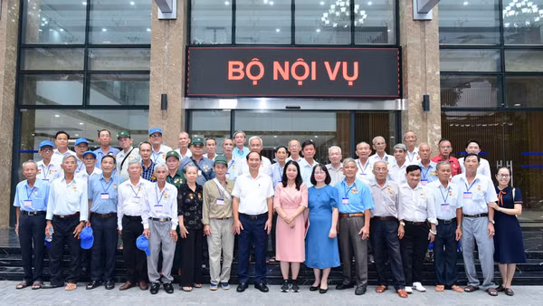 Các đại biểu người có công tỉnh Đồng Tháp cùng đại diện lãnh đạo Bộ Nội vụ chụp ảnh lưu niệm.