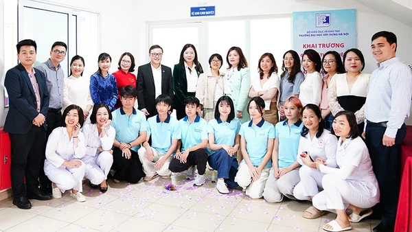 Khai trương góc y tế thân thiện với sinh viên tại Trường đại học Xây dựng Hà Nội. (Ảnh Plan International Việt Nam)