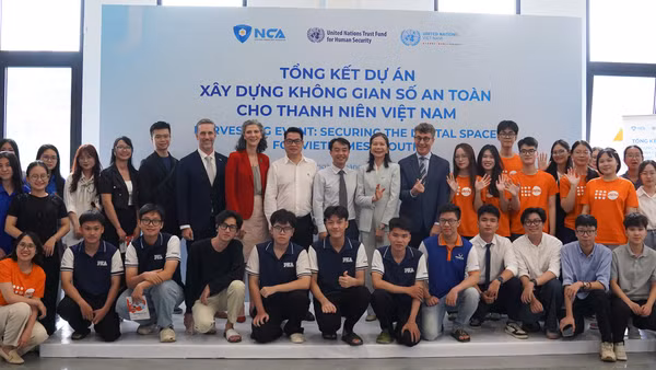 Các đại biểu tại lễ tổng kết dự án “Xây dựng không gian số an toàn cho thanh niên Việt Nam”. (Ảnh BTC)